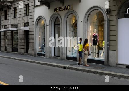 Ein Paar schaut in das Fenster von Versaces Geschäft auf dem Monte Napoleone in Mailand, Mai 17 2020 (Foto: Mairo Cinquetti/NurPhoto) Stockfoto