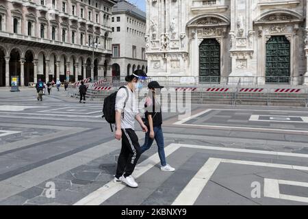 Ein Paar mit Schutzvisier auf der Piazza Duomo in Mailand, Mai 17 2020 (Foto: Mairo Cinquetti/NurPhoto) Stockfoto