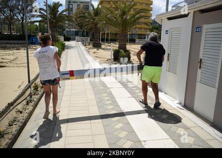 Funktioniert im Hinblick auf die Wiedereröffnung. Zwei Personen duschen in einer der Badeanstalten an der Riviera Romagna, die aufgrund des Coronavirus-Notfalls noch geschlossen ist. Rimini, Italien, 15. Mai 2020. (Foto von Andrea Savorani Neri/NurPhoto) Stockfoto