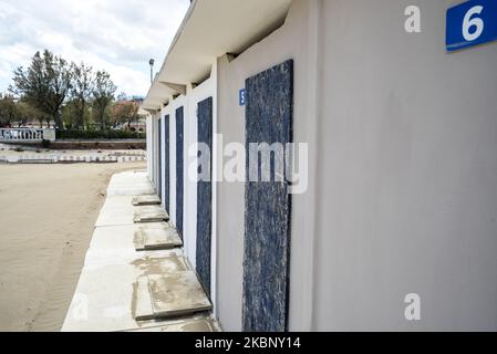 Die Kabinen einer der Badeanstalten an der Riviera Romagna sind wegen des Coronavirus-Notfalls noch geschlossen. Rimini, Italien, 15. Mai 2020. (Foto von Andrea Savorani Neri/NurPhoto) Stockfoto
