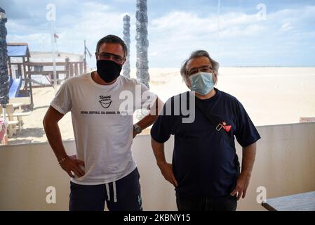 Gabriele, Managerin einer der Bars am Strand in Rimini, trägt die Maske neben einem seiner Mitarbeiter. Rimini, Italien, 15. Mai 2020. (Foto von Andrea Savorani Neri/NurPhoto) Stockfoto