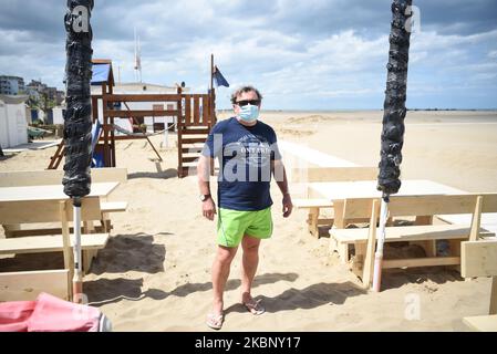Ein Bewohner von Rimini unter den Tischen einer Bar am Strand. Aufgrund des Coronavirus-Notfalls ist die Aktivität noch immer geschlossen. Rimini, Italien, 15.. Mai 2020. (Foto von Andrea Savorani Neri/NurPhoto) Stockfoto