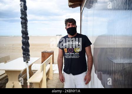 Einer der Arbeiter einer Bar am Strand in Rimini, geschlossen wegen des Coronavirus-Notfalls. Rimini, Italien, 15. Mai 2020. (Foto von Andrea Savorani Neri/NurPhoto) Stockfoto
