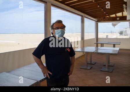 Gabriele, Managerin einer der Bars am Strand von Rimini, trägt die Maske während eines Tages der Diskussion mit Kollegen, um zu verstehen, wie und wann das Geschäft nach dem Coronavirus-Notfall zu öffnen ist. Rimini, Italien, 15. Mai 2020. (Foto von Andrea Savorani Neri/NurPhoto) Stockfoto