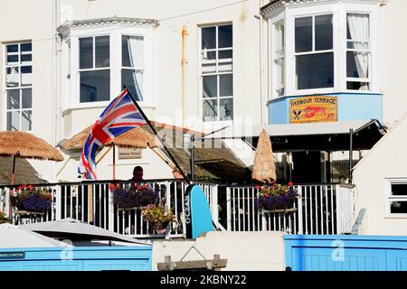 Café und Restaurant auf der Hafenterrasse neben dem Hafen, Weymouth, Dorset, Großbritannien, Europa. Stockfoto