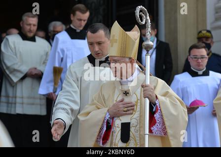 Der Erzbischof von Krakau, Marek Jedraszewski (C), vor der Basilika zur Darstellung der seligen Jungfrau Maria in Wadowice, dem Geburtsort von Karol Wojtyla, am Vorabend des 100.. Geburtstages des Papstes. Am Sonntag, den 17. Mai 2020, in Wadowice, Woiwodschaft Kleinpolen, Polen. (Foto von Artur Widak/NurPhoto) Stockfoto