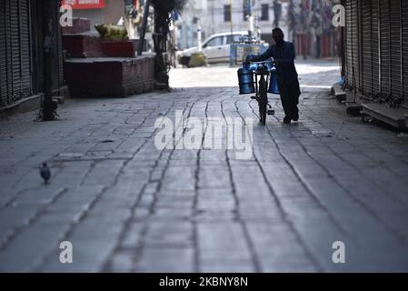 Ein Mann, der am Sonntag, den 17. Mai 2020, in Kathmandu, Nepal, Trinkwassergläser aus dem näheren Markt während der laufenden landesweiten Sperrung mit sich trug, da er Bedenken wegen der Ausbreitung des Corona-Virus (COVID-19) hatte. (Foto von Narayan Maharjan/NurPhoto) Stockfoto