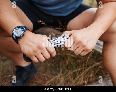 Mann, Hände und Mehrzweckklinge über Nachhaltigkeit Umwelt Camping, Wald Wälder oder Wandern Berge. Zoom, schweizer Armee Messer und Werkzeuge in Stockfoto