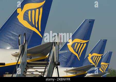 Ein Blick auf Ryanair-Flugzeuge, die auf dem internationalen Flughafen Krakau-Balice von Johannes Paul II. Gegründet wurden. Ryanair wird in ganz Europa 250 Arbeitsplätze, darunter Irland, Großbritannien, Spanien und Polen, abschaffen und weitere Arbeitsplätze schaffen. Am Montag, den 18. Mai 2020, auf dem Internationalen Flughafen Krakau-Balice, Krakau, Polen. (Foto von Artur Widak/NurPhoto) Stockfoto