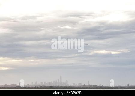 Ein Blick auf New York City im Hintergrund von der Cross Bay Bridge während der Coronavirus-Pandemie am 17. Mai 2020 Borough of Queens in New York City. COVID-19 hat sich in den meisten Ländern der Welt verbreitet und forderte über 308.000 Menschenleben mit über 4,6 Millionen gemeldeten Infektionen. Bürgermeister De Blasio sagt, dass NYC die Strände für das Memorial Day Weekend nicht wieder öffnen wird, kann Fechten einsetzen, falls nötig. (Foto von John Nacion/NurPhoto) Stockfoto