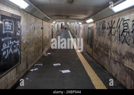 Zerrissene Plakate aus einer Lennon-Mauer in einem U-Bahn-Tunnel in Hongkong, China, am 9. Mai 2020. Oppositionelle haben das Plakat abgerissen und dann erneut veröffentlicht. Dieser Zyklus wiederholt sich immer wieder. (Foto von Kwan Wong/NurPhoto) Stockfoto