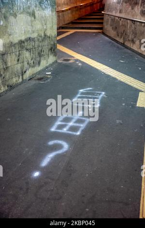 Zerrissene Plakate aus einer Lennon-Mauer in einem U-Bahn-Tunnel in Hongkong, China, am 9. Mai 2020. Oppositionelle haben das Plakat abgerissen und dann erneut veröffentlicht. Dieser Zyklus wiederholt sich immer wieder. (Foto von Kwan Wong/NurPhoto) Stockfoto