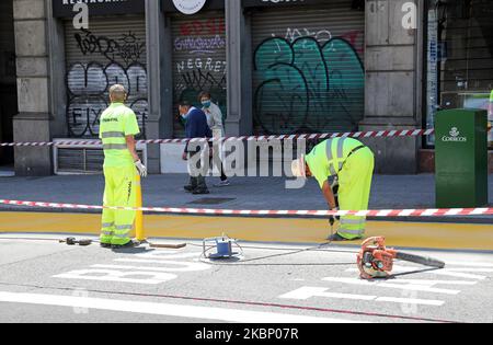 Am ersten Tag der Phase 0,5 der Entfindung, in Barcelona, Spanien, am 18.. Mai 2020, arbeitet die Erweiterung der Gehwege der Via Aletana. (Foto von Joan Valls/Urbanandsport/NurPhoto) Stockfoto