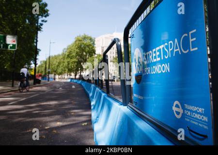 Ein Mann fährt am 18. Mai 2020 auf der Park Lane in London, England, ein Fahrrad entlang eines Straßenabschnitts, der für Radfahrer und Fußgänger neu zugewiesen wurde und Teil des „Streetspace“-Programms des Bürgermeisters von London ist. Großbritannien begann heute mit der neunten Woche der Blockierung des Coronavirus, einen Tag nach der niedrigsten gemeldeten Covid-19-Todesrate (170) im ganzen Land seit März. Ein Tag mit noch geringeren kovid-19 Todesfällen heute (160) zementiert unterdessen die Hoffnung, dass Großbritannien sich fest in der Erholungsphase seiner Coronavirus-Krise befindet und dass sein fortgesetztes Auftauchen aus der Sperre wie geplant weiterführen kann. (Foto von David Stockfoto