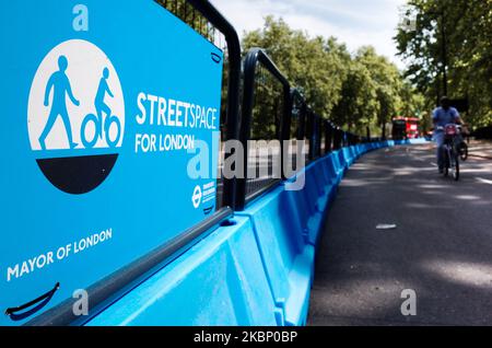 Ein Mann fährt am 18. Mai 2020 auf der Park Lane in London, England, ein Fahrrad entlang eines Straßenabschnitts, der für Radfahrer und Fußgänger neu zugewiesen wurde und Teil des „Streetspace“-Programms des Bürgermeisters von London ist. Großbritannien begann heute mit der neunten Woche der Blockierung des Coronavirus, einen Tag nach der niedrigsten gemeldeten Covid-19-Todesrate (170) im ganzen Land seit März. Ein Tag mit noch geringeren kovid-19 Todesfällen heute (160) zementiert unterdessen die Hoffnung, dass Großbritannien sich fest in der Erholungsphase seiner Coronavirus-Krise befindet und dass sein fortgesetztes Auftauchen aus der Sperre wie geplant weiterführen kann. (Foto von David Stockfoto