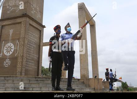 Sri-lankische Soldaten mit Schutzmaske nehmen am 19 18. Mai an einer Probe vor dem „National war Heroes Day“ Teil, um den 11.. Jahrestag des Kriegs Sri Lankas über die terroristische LTTE-Organisation am National war Heroes' Monument in Colombo, Sri Lanka, zu feiern. 2020. (Foto von Tharaka Basnayaka/NurPhoto) Stockfoto