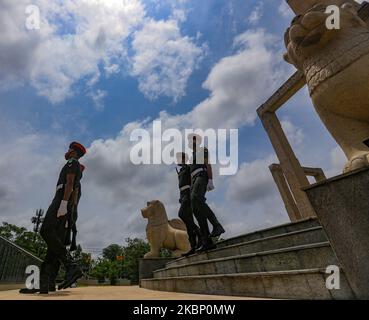 Sri Lanka Soldaten tragen schützende Gesichtsmasken märz während einer Probe vor dem "National war Heroes Day" zu (statt am 19. Mai) feiern 11. Jahrestag der Sri Lanka Kriegssieg über LTTE Terrororganisation am National war Heroesâ €™ Monument, Colombo, Sri Lanka, am 18. Mai 2020. (Foto von Tharaka Basnayaka/NurPhoto) Stockfoto