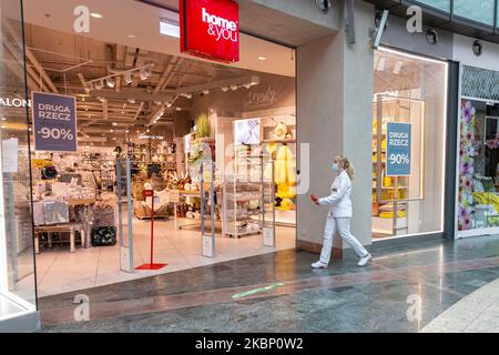 Eine Frau genießt eine Auszeit im Einkaufszentrum Zlote Tarasy, nachdem Polen am 18. Mai 2020 in eine dritte Phase der entspannenden Coronavirus-Sperre in einer Altstadt von Warschau, Polen, eingetreten ist. Polen hat die dritte Phase der Lockerung der Coronavirus-Sperrbestimmungen begonnen und Polen können nun Friseure, Schönheitssalons, Bars und Restaurants verwenden, während sie weiterhin die vorherigen Vorsichtsmaßnahmen einhalten, 2 Meter Abstand zu halten und jederzeit Gesichtsschutzmasken zu tragen. (Foto von Dominika Zarzycka/NurPhoto) Stockfoto