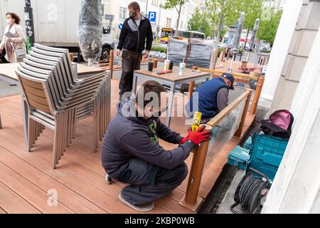 Nach dem Eintritt Polens in eine dritte Phase der Entspannungsblockung des Coronavirus in einer Altstadt von Warschau, Polen, am 18. Mai 2020 werden Arbeiter gesehen, die eine Außenplattform des McDonalds-Restaurants vorbereiten. Polen hat die dritte Phase der Lockerung der Coronavirus-Sperrbestimmungen begonnen und Polen können nun Friseure, Schönheitssalons, Bars und Restaurants verwenden, während sie weiterhin die vorherigen Vorsichtsmaßnahmen einhalten, 2 Meter Abstand zu halten und jederzeit Gesichtsschutzmasken zu tragen. (Foto von Dominika Zarzycka/NurPhoto) Stockfoto