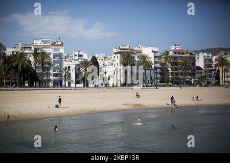 Allgemeiner Blick auf den Strand, am ersten Tag der Phase 1 des Deifinement-Prozesses, in Sitges (Barcelona), Spanien, am 18. Mai 2020. (Foto von Robert Bonet/NurPhoto) Stockfoto