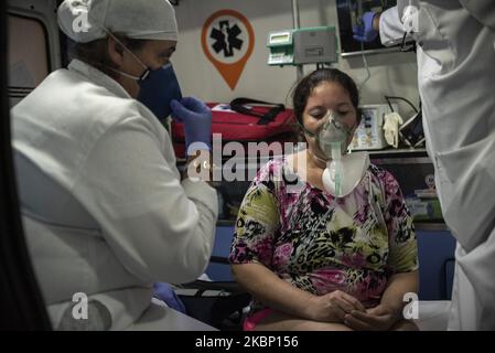 Ärzte und Krankenschwestern untersuchen die Bewohner des Paraisopolis-Slums, die verdächtigt werden, Covid-19 zu haben, an diesem Dienstag, dem 14.. April. Aufgrund des Mangels an einem effizienten öffentlichen Notdienst in der armen Gemeinde, mietet der Bewohner 3 Krankenwagen zum Preis von ca. 1,000 € / Tag, um die Menschen zu besuchen, die mit der Coronavirus-Pandemie konfrontiert sind (Foto: Gustavo Basso/NurPhoto) Stockfoto