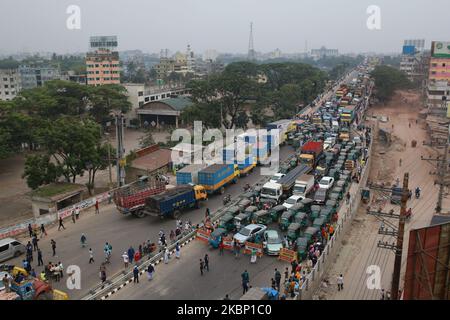 Die Gesetzeshüter von Bangladesch verhinderten, dass Menschen, die die Hauptstadt während der Sperre nach dem COVID-19-Coronavirus-Ausbruch am 19. Mai 2020 in Dhaka, Bangladesch, verlassen. (Foto von Rehman Asad/NurPhoto) Stockfoto