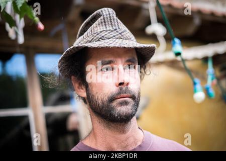 Ein Foto vom 1. Juli 2017 zeigt einen Potraits von Cedric Herrou, französischer Olivenbauer und Immigrationsaktivistin. Nach seinen Verhaftungen, die ihm geholfen haben, mehr als 250 Migranten aus Italien nach Frankreich zu bringen, wurde er in Frankreich und international bekannt. Im Mai 2020 hat ihn ein französisches Gericht von allen Fehlverhalten freigesprochen. (Foto von Marco Panzetti/NurPhoto) Stockfoto