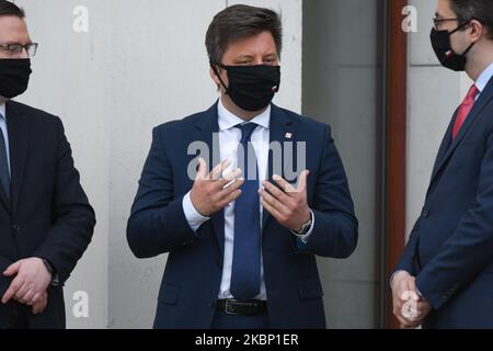 Michal Dworczyk (Zentrum), Chef der Kanzlei des Premierministers, vor dem Johannes Paul II. Zentrum in Krakau-Lagiewniki gesehen. Der polnische Präsident Andrzej Duda, der polnische Premierminister Mateusz Mazowiecki, Mitglieder der polnischen Regierung, Jaroslaw Kaczynski, Vorsitzender des politischen Parteivorsitzenden für Recht und Gerechtigkeit, lokale Politiker und geladene Gäste nahmen an einer Sondermesse zum 100.. Geburtstag von Papst Johannes Paul II. Teil, die alle hinter verschlossenen Türen stattfand. Am Montag, den 18. Mai 2020, im Johannes Paul II. Zentrum, Krakau, Polen. (Foto von Artur Widak/NurPhoto) Stockfoto