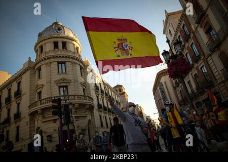 Ein Mann mit spanischer Flagge am zweiten Tag der Demonstrationen, die am 19. Mai 2020 im Zentrum von Granada, Spanien, zum Rücktritt der Regierung aufriefen. Seit einigen Tagen gibt es in einem der reichsten Stadtteile Madrids Proteste gegen die Regierung des spanischen Premierministers Pedro Sanchez und gegen deren Bewältigung der Coronavirus-Krise. Diese Deonstrationen breiteten sich dieses Wochenende in anderen Provinzen wie Sevilla, Salamanca, Pamplona oder Valencia aus. (Foto von Fermin Rodriguez/NurPhoto) Stockfoto