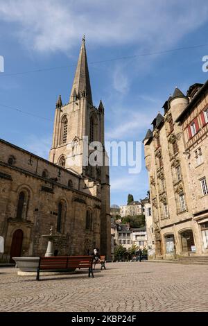 Tüll, Mittelfrankreich: Blick auf den Kirchturm der Kathedrale Notre Dame und „La Maison de LOYAC“, beide unter Denkmalschutz, in der Innenstadt auf „p Stockfoto