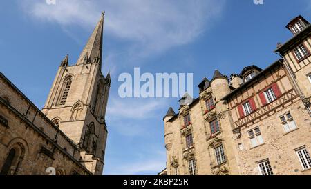 Tüll, Mittelfrankreich: Blick auf den Kirchturm der Kathedrale Notre Dame und „La Maison de LOYAC“, beide unter Denkmalschutz, in der Innenstadt auf „p Stockfoto