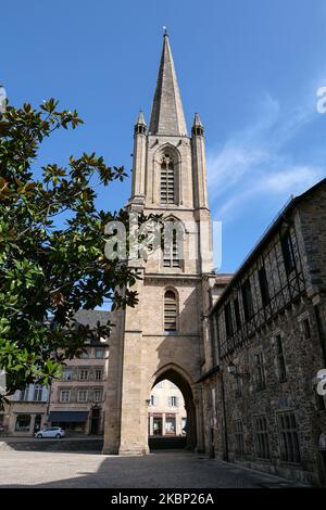 Tüll, Zentral-Südfrankreich: Der Kirchturm der Kathedrale Notre Dame, aus dem niedrigen Winkel vom Cathedral Square aus aufgenommen. Stockfoto