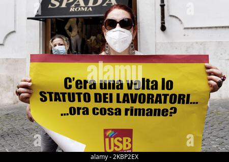 Eine Frau, die an dem Demonstrationsruf von USB (Unione Sindacale Di Base) vor dem Montecitorio-Palast in Roma teilnahm, nachdem die Nation aufgrund des Covid-19-Ausbruchs gesperrt wurde. Die Gruppe bittet bei der Regierung, die italienischen Arbeiter zu schützen und ihre Rechte zu respektieren, Roma, 20.. Mai, Italien. (Foto von Matteo Trevisan/NurPhoto) Stockfoto