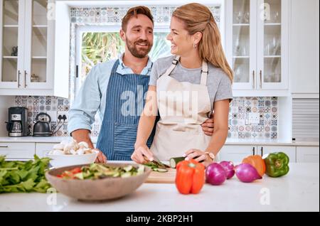 Liebe, Gesundheit und glückliches Paar Kochen in der Küche mit gesunden Lebensmitteln oder Gemüse zum Mittag- oder Abendessen. Lächeln, Haus und glückliche Frau genießt Salat Stockfoto