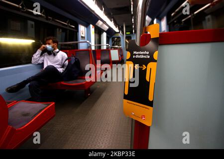 Die Lissabonner Metro-Gesellschaft hat eine Reihe von Signalelementen installiert, die darauf hindeuten, dass die Nutzer auf die Entfernung warten, um eine mögliche Ansteckung von COVID-19 am 20. Mai 2020 in Lissabon, Portugal, zu vermeiden. Die portugiesische Generaldirektion Gesundheit (DGS) hat neue Empfehlungen zur Nutzung des öffentlichen Verkehrs für Unternehmen, Arbeitnehmer und Nutzer veröffentlicht. Laut dem DGS sollte neben der bereits obligatorischen Verwendung von Masken "der Austausch von materiellen Gegenständen zwischen Arbeitern und Nutzern (z. B. Zahlungen mit Münzen oder Scheinen) vermieden und der elektronische Zahlungsverkehr bevorzugt werden". Der Plan sho Stockfoto