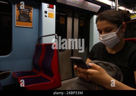 Die Lissabonner Metro-Gesellschaft hat eine Reihe von Signalelementen installiert, die darauf hindeuten, dass die Nutzer auf die Entfernung warten, um eine mögliche Ansteckung von COVID-19 am 20. Mai 2020 in Lissabon, Portugal, zu vermeiden. Die portugiesische Generaldirektion Gesundheit (DGS) hat neue Empfehlungen zur Nutzung des öffentlichen Verkehrs für Unternehmen, Arbeitnehmer und Nutzer veröffentlicht. Laut dem DGS sollte neben der bereits obligatorischen Verwendung von Masken "der Austausch von materiellen Gegenständen zwischen Arbeitern und Nutzern (z. B. Zahlungen mit Münzen oder Scheinen) vermieden und der elektronische Zahlungsverkehr bevorzugt werden". Der Plan sho Stockfoto