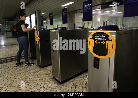 Die Lissabonner Metro-Gesellschaft hat eine Reihe von Signalelementen installiert, die darauf hindeuten, dass die Nutzer auf die Entfernung warten, um eine mögliche Ansteckung von COVID-19 am 20. Mai 2020 in Lissabon, Portugal, zu vermeiden. Die portugiesische Generaldirektion Gesundheit (DGS) hat neue Empfehlungen zur Nutzung des öffentlichen Verkehrs für Unternehmen, Arbeitnehmer und Nutzer veröffentlicht. Laut dem DGS sollte neben der bereits obligatorischen Verwendung von Masken "der Austausch von materiellen Gegenständen zwischen Arbeitern und Nutzern (z. B. Zahlungen mit Münzen oder Scheinen) vermieden und der elektronische Zahlungsverkehr bevorzugt werden". Der Plan sho Stockfoto