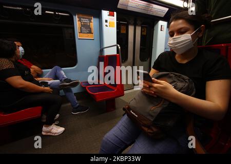 Die Lissabonner Metro-Gesellschaft hat eine Reihe von Signalelementen installiert, die darauf hindeuten, dass die Nutzer auf die Entfernung warten, um eine mögliche Ansteckung von COVID-19 am 20. Mai 2020 in Lissabon, Portugal, zu vermeiden. Die portugiesische Generaldirektion Gesundheit (DGS) hat neue Empfehlungen zur Nutzung des öffentlichen Verkehrs für Unternehmen, Arbeitnehmer und Nutzer veröffentlicht. Laut dem DGS sollte neben der bereits obligatorischen Verwendung von Masken "der Austausch von materiellen Gegenständen zwischen Arbeitern und Nutzern (z. B. Zahlungen mit Münzen oder Scheinen) vermieden und der elektronische Zahlungsverkehr bevorzugt werden". Der Plan sho Stockfoto