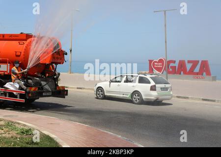 Ein Palästinenser sprüht Desinfektionsmittel als Vorsichtsmaßnahme gegen die Ausbreitung des COVID-19-Coronavirus in den Straßen von Gaza-Stadt, Gazastreifen, 21. Mai 2020. (Foto von Majdi Fathi/NurPhoto) Stockfoto