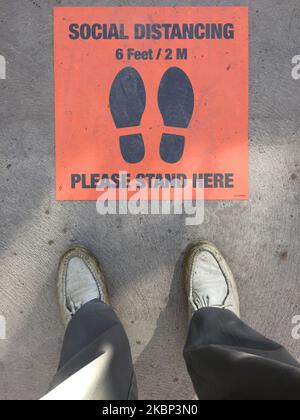 Soziale Distanzmarkierungen (physische Distanzierungen) auf dem Boden, um sie vor dem neuartigen Coronavirus (COVID-19) in einem Gartencenter während der Frühjahrssaison in Toronto, Ontario, Kanada, am 20. Mai 2020 zu schützen. (Foto von Creative Touch Imaging Ltd./NurPhoto) Stockfoto