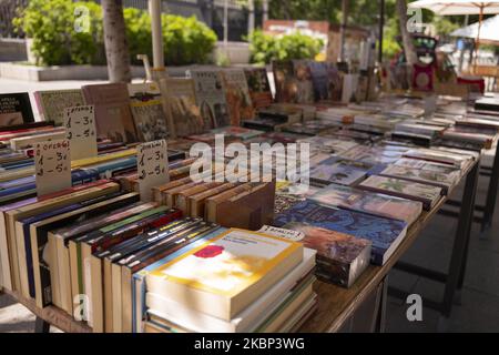 Die Buchhändler der Buchmesse La Cuesta de Moyano haben nach dem 19. Oktober, in der Phase 0,5 der Deeskalation am 21. Mai 2020 in Madrid, Spanien, ihre Verkaufsstände wieder eröffnet. Die Regierung erlaubte die Wiedereröffnung von Geschäften und Unternehmen bis zu einer Größe von 400 Quadratmetern im Rahmen des allmählichen Normalisierungsprozesses, nachdem die COVID-19-Beschränkungen gelockert wurden. Einige Teile Spaniens sind in die sogenannten „Phase One“- oder „Phase Two“-Übergänge von der Coronavirus-Sperre eingetreten (Foto: Oscar Gonzalez/NurPhoto) Stockfoto