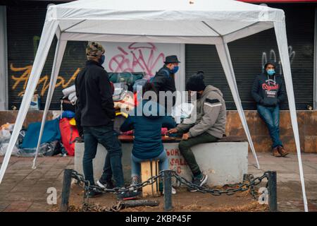 Hunderte venezolanische Bürger zelten am 21. Mai 2020 vor ihrem Konsulat in Santiago, Chile. Es ist mehr als 3 Wochen her, dass venezolanische Bürger vor ihrem Konsulat in Santiago de Chile ihre Zelte aufstellten, inzwischen warten Hunderte von Familien auf eine Antwort ihrer Regierung, damit sie nach Venezuela zurückkehren können. Viele von ihnen haben aufgrund der Pandemie und der sozialen Krise, die im oktober in ganz Chile begann, ihre Arbeitsplätze und ihre Heimat verloren. (Foto von Gonzalo Murillo Iturbe/NurPhoto) Stockfoto