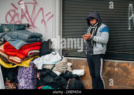 Hunderte venezolanische Bürger zelten am 21. Mai 2020 vor ihrem Konsulat in Santiago, Chile. Es ist mehr als 3 Wochen her, dass venezolanische Bürger vor ihrem Konsulat in Santiago de Chile ihre Zelte aufstellten, inzwischen warten Hunderte von Familien auf eine Antwort ihrer Regierung, damit sie nach Venezuela zurückkehren können. Viele von ihnen haben aufgrund der Pandemie und der sozialen Krise, die im oktober in ganz Chile begann, ihre Arbeitsplätze und ihre Heimat verloren. (Foto von Gonzalo Murillo Iturbe/NurPhoto) Stockfoto