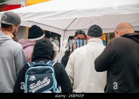 Hunderte venezolanische Bürger zelten am 21. Mai 2020 vor ihrem Konsulat in Santiago, Chile. Es ist mehr als 3 Wochen her, dass venezolanische Bürger vor ihrem Konsulat in Santiago de Chile ihre Zelte aufstellten, inzwischen warten Hunderte von Familien auf eine Antwort ihrer Regierung, damit sie nach Venezuela zurückkehren können. Viele von ihnen haben aufgrund der Pandemie und der sozialen Krise, die im oktober in ganz Chile begann, ihre Arbeitsplätze und ihre Heimat verloren. (Foto von Gonzalo Murillo Iturbe/NurPhoto) Stockfoto