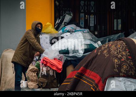 Hunderte venezolanische Bürger zelten am 21. Mai 2020 vor ihrem Konsulat in Santiago, Chile. Es ist mehr als 3 Wochen her, dass venezolanische Bürger vor ihrem Konsulat in Santiago de Chile ihre Zelte aufstellten, inzwischen warten Hunderte von Familien auf eine Antwort ihrer Regierung, damit sie nach Venezuela zurückkehren können. Viele von ihnen haben aufgrund der Pandemie und der sozialen Krise, die im oktober in ganz Chile begann, ihre Arbeitsplätze und ihre Heimat verloren. (Foto von Gonzalo Murillo Iturbe/NurPhoto) Stockfoto