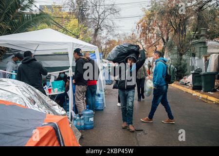 Hunderte venezolanische Bürger zelten am 21. Mai 2020 vor ihrem Konsulat in Santiago, Chile. Es ist mehr als 3 Wochen her, dass venezolanische Bürger vor ihrem Konsulat in Santiago de Chile ihre Zelte aufstellten, inzwischen warten Hunderte von Familien auf eine Antwort ihrer Regierung, damit sie nach Venezuela zurückkehren können. Viele von ihnen haben aufgrund der Pandemie und der sozialen Krise, die im oktober in ganz Chile begann, ihre Arbeitsplätze und ihre Heimat verloren. (Foto von Gonzalo Murillo Iturbe/NurPhoto) Stockfoto