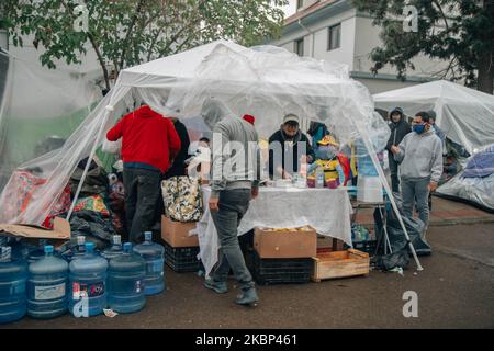 Hunderte venezolanische Bürger zelten am 21. Mai 2020 vor ihrem Konsulat in Santiago, Chile. Es ist mehr als 3 Wochen her, dass venezolanische Bürger vor ihrem Konsulat in Santiago de Chile ihre Zelte aufstellten, inzwischen warten Hunderte von Familien auf eine Antwort ihrer Regierung, damit sie nach Venezuela zurückkehren können. Viele von ihnen haben aufgrund der Pandemie und der sozialen Krise, die im oktober in ganz Chile begann, ihre Arbeitsplätze und ihre Heimat verloren. (Foto von Gonzalo Murillo Iturbe/NurPhoto) Stockfoto