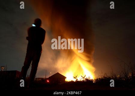 Die Bewohner beobachten die Flammen, wie am 21. Mai 2020 in der Kunststoff-Recycling-Fabrik in Bekasi, Provinz West-Java, Feuer ausbrach. Augenzeugenberichten zufolge kam es aufgrund eines elektrischen Kurzschlusses zu einem Brand, als die Fabrik aufgrund der Einführung einer groß angelegten sozialen Beschränkung im Zuge der Coronavirus-Covid-19-Krise geschlossen wurde. Im Präsidenten wurden keine Todesfälle gemeldet. (Foto von Aditya Irawan/NurPhoto) Stockfoto