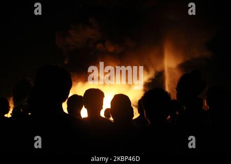 Die Bewohner beobachten die Flammen, wie am 21. Mai 2020 in der Kunststoff-Recycling-Fabrik in Bekasi, Provinz West-Java, Feuer ausbrach. Augenzeugenberichten zufolge kam es aufgrund eines elektrischen Kurzschlusses zu einem Brand, als die Fabrik aufgrund der Einführung einer groß angelegten sozialen Beschränkung im Zuge der Coronavirus-Covid-19-Krise geschlossen wurde. Im Präsidenten wurden keine Todesfälle gemeldet. (Foto von Aditya Irawan/NurPhoto) Stockfoto