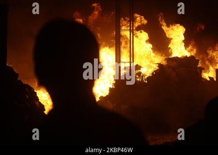 Die Bewohner beobachten die Flammen, wie am 21. Mai 2020 in der Kunststoff-Recycling-Fabrik in Bekasi, Provinz West-Java, Feuer ausbrach. Augenzeugenberichten zufolge kam es aufgrund eines elektrischen Kurzschlusses zu einem Brand, als die Fabrik aufgrund der Einführung einer groß angelegten sozialen Beschränkung im Zuge der Coronavirus-Covid-19-Krise geschlossen wurde. Im Präsidenten wurden keine Todesfälle gemeldet. (Foto von Aditya Irawan/NurPhoto) Stockfoto